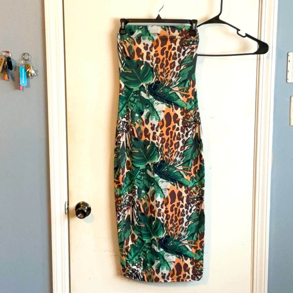Beautiful tropical green leaf and leopard print dress.